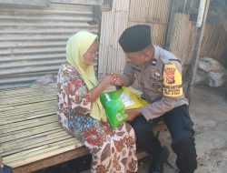 Aipda Burhanuddin Berikan Bantuan Beras Terhadap Lansia