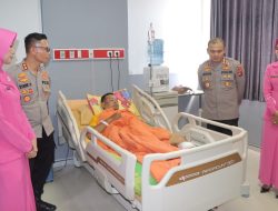 Kapolres Bersama Ketua Bhayangkari Besuk Personel Polri Korban Pemanahan