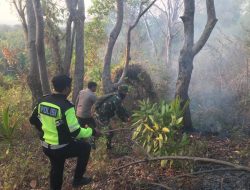 Polri Bersama Damkar Padamkan Kebakaran Lahan Warga