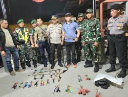 Warga Taliwang Serahkan Senpi Rakitan Berikut Senjata Panah