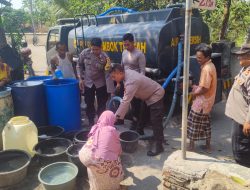 Polres Loteng Salurkan Air Bersih Bagi Warga di Desa Puyung