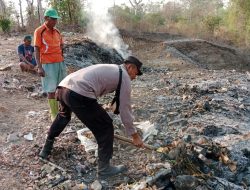 Bhabinkamtibmas Dan Babinsa Lamenta Lakukan Gotong Royong