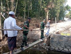 Babinsa Sikur Barat dan Warga Gotong Royong Bangun Jembatan