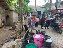 Polsek Praya Tengah Bersama BPBD Salurkan Air Bersih