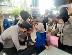 Polisi Sigap Bantu Demonstran Yang Pingsan