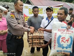 Polsek Pangkalan Berandan Beri Bantuan Sembako Kepada Korban Banjir