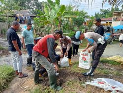 Antisipasi Banjir Meluas Kepemukiman Warga, Polsek Tanjung Pura Bantu Warga Membuat Tanggul