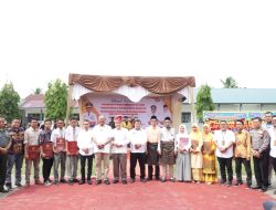 Syah Afandin Serahkan Beasiswa & Letakan Batu Pertama Pembangunan Lap. Futsal SMAN 1 Hinai