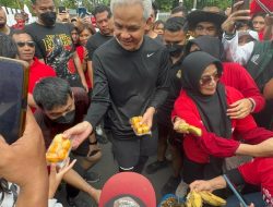 Pedagang Terharu  Capres Ganjar Memborong  Dagangan di CFD Mataram