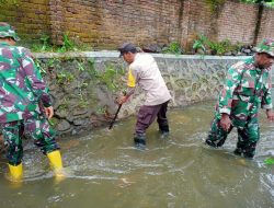 Polri_ TNI Bersama Warga Bersihkan Aliran Sungai Antisipasi Banjir