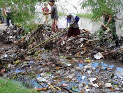 Mengantisipasi Banjir di Musim Hujan, Kodim 1606/Mataram Bersihkan Saluran Air