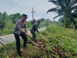 Cegah Banjir Saat Turun Hujan di Stabat, TNI-Polri Bersihkan Sampah di Saluran Air