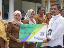 Syah Afandin menyerahkan BPJS Ketenagakerjaan bagi operator sekolah dan Kecamatan di Langkat