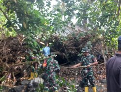 Bersatu Dengan Alam, TNI AD Bersama Masyarakat Bersihkan Aliran Sungai Cegah Bencana Banjir 