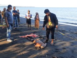 Polisi  Evakuasi Mayat  di Pantai Ketapang
