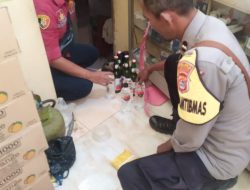 Cipkon Jelang Nataru Polsek Ropang Amankan Belasan Botol Miras