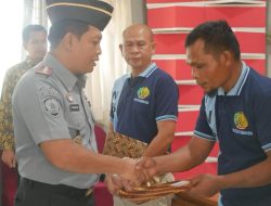 Kadivpas Kanwil Kemenkumham NTB Serahkan Remisi Khusus Natal di LPP Mataram