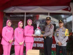 Kapolres dan Ketua Bhayangkari Cabang Langkat Berikan Bingkisan Kepada Petugas Pos Yan Lilin 2023
