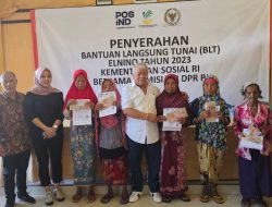 Rachmat Hidayat bagikan puluhan Kursi Roda  di Lombok Tengah