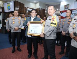 Kapolres Langkat Mendapat Penghargaan Dari Ombudsmen