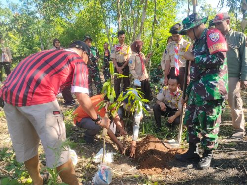 Peduli Lingkungan, Koramil 1615-11/Aikmel Gelar Penghijaun