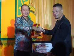 Yong Ganas Anugerahi Syah Afandin Tokoh Peduli Sosial