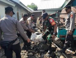 Pasca Banjir Bandang, TNI-Polri Gercep Lakukan Gotong Royong