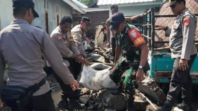 Pasca Banjir Bandang, TNI-Polri Gercep Lakukan Gotong Royong
