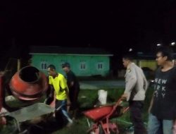 Sinergitas, Polisi Bersama Warga Perbaiki Jalan Rusak