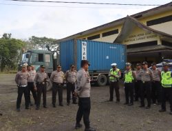 Polres Langkat Lakukan Pengamanan Pendistribusian Logistik Pemilu 2024 KPU Kabupaten Langkat
