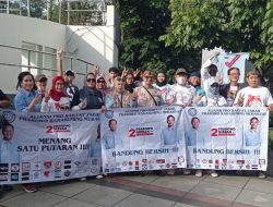Relawan Aliansi Pro Rakyat Jabar Bersih-Bersih Sampah Di Monumen Perjuangan Bandung