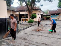 Jaga Kebersihan Lingkungan, Polsek Labuan Haji Rutin Gotong Royong