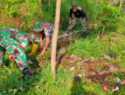 Bagun Kebersamaan, Koramil Masbagik dan Masyarakat Bersihkan Irigasi dan Desa Wisata Tirta Ratu