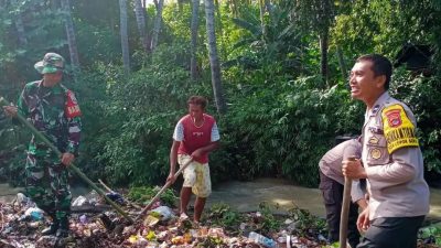 Sinergitas, TNI-Polri Gotong Royong di Desa Berora