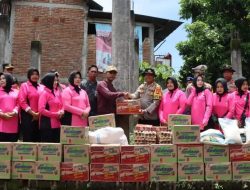 Peduli, Kapolres Sumbawa Bersama Bhayangkari Berikan Bantuan Sembako