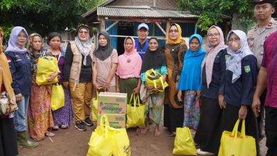 Gercep, Wabup Sumbawa Berikan Bantuan Sembako ke Warga Terdampak Banjir
