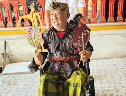 Aksi Kemanusiaan, Ketua DPD PDIP Berikan Kursi Roda Elektrik ke Dalang Wayang Sasak Lalu Nasib Ar