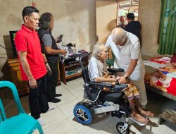 Sahabat Alami Lumpuh di Lotim, Rachmat Hidayat Berikan Kursi Roda
