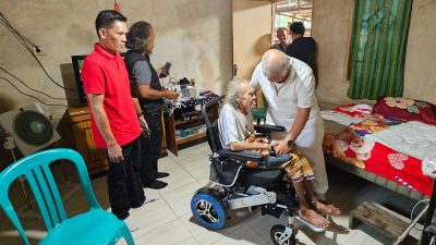 Sahabat Alami Lumpuh di Lotim, Rachmat Hidayat Berikan Kursi Roda
