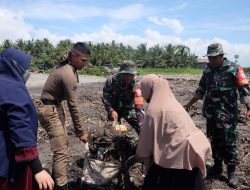 Korem 162/WB Bersama Pandawara Group Gotong Royong Bersihkan Pesisir Pantai Labuhan Haji