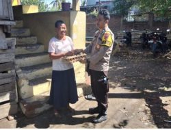 Peduli Warganya, Bhabinkamtibmas Alas Barat Berikan Bantuan Sosial