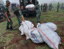 Kabut Tebal dan Medan Licin, Puluhan Personel Kodim 1615/Lotim Semangat Turunkan Puluhan Karung Sampah Dari Pos 2