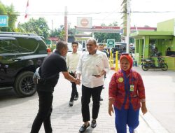 Pj. Bupati Langkat Faisal Hasrimy Menyempatkan Waktu, Menjenguk Staf Dinas Kominfo Yang Terkena Serangan Jantung