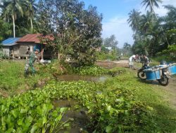 Satgas TMMD Bersama Masyarakat Bersihkan Sungai Bah Bolon