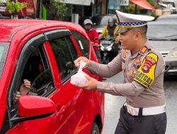 Peduli, Satlantas Polres Sumbawa Bagikan Ratusan Takjil
