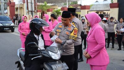 Berbagi di Bulan Ramadhan, Kapolres Sumbawa Bagikan Ratusan Takjil