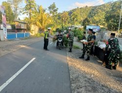 Koramil Sekotong Bagikan Takjil Kepada Warga Pejalan kaki dan Pengendara Yang Melintas di Depan Makoramil