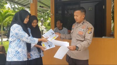 Sosialisasikan Penerimaan Anggota Polri, Polres Sumbawa Bagikan Brosur Ke Sekolah