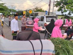 Peduli Pemudik, Polsek Alas Barat Bersama Bhayangkari Bagikan Takjil