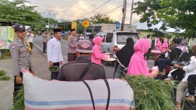 Peduli Pemudik, Polsek Alas Barat Bersama Bhayangkari Bagikan Takjil